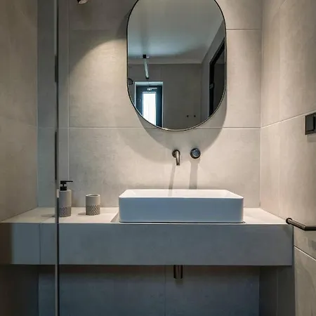 Arroyo Apartment *