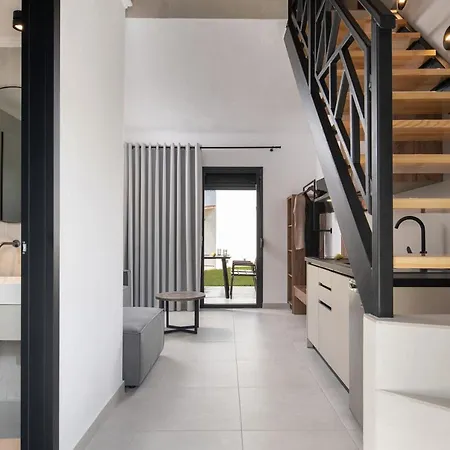 Arroyo Apartment *